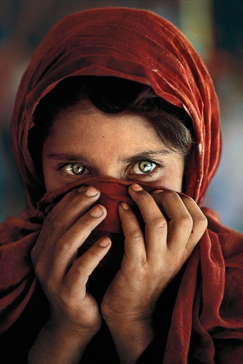 Steve Mccurry – Sharbat Gula, Nasir Bagh Refugee Camp, Peshawar, Pakistan, 2002 Steve Mccurry Portraits, Steve Mccurry Photos, National Geographic Photographers, Girl With Green Eyes, Dark Portrait, Steve Mc, Afghan Girl, Steve Mccurry, Photographie Portrait Inspiration