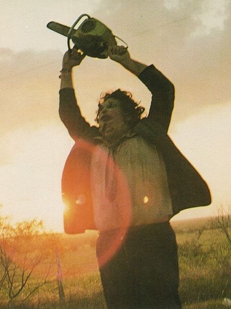 Leatherface Texas Chainsaw, Leatherface Aesthetic, Texas Chainsaw Wallpaper, Leatherface Wallpaper, Texas Chainsaw 1974, Horror Movie Aesthetic Wallpaper, Leatherface 1974, Texas Chainsaw Tattoo, Horror Movie Scenes