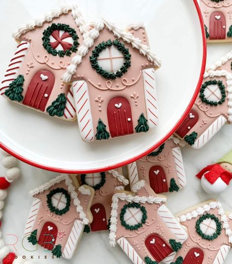 Gingerbread House Decorated Cookies, Gingerbread House Sugar Cookies, Christmas Sugar Cookies Aesthetic, House Cookies Royal Icing, Christmas House Cookies, Decorating Christmas Cookies Aesthetic, Christmas Bell Cookies Decorated, Aesthetic Christmas Cookies Decorated, Christmas Royal Icing Cookies