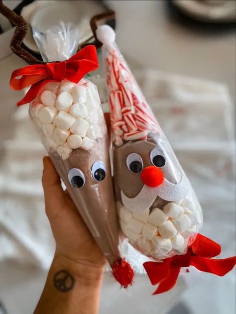 55+ Easy & Fun Christmas Crafts for Kids to Make - WeHaveKids Chocolate Reindeer, Joululahjat Diy, Christmas Candy Crafts, Christmas Fair Ideas, Christmas Crafts For Kids To Make, Kids Christmas Party, Easy Christmas Gifts, Candy Crafts, Fun Christmas Crafts