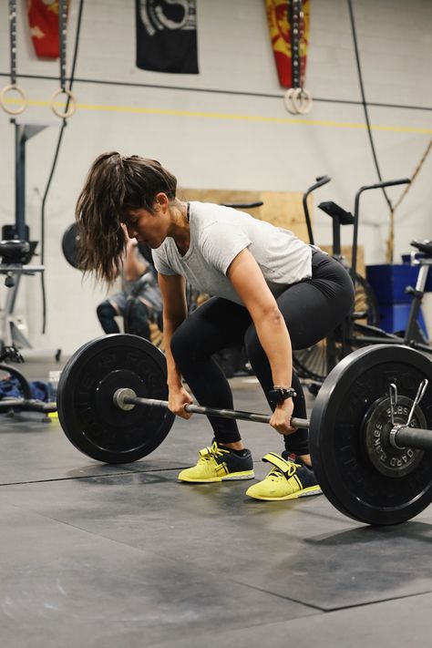 Strength Training Astetic, Gym Aesthetic Women Weights, Crossfit Girl Aesthetic, Powerlifting Women Aesthetic, Women Weight Lifting Aesthetic, Lifting Aesthetic Women, Female Athlete Aesthetic, Girls Weight Lifting, Woman Weight Lifting