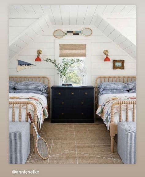 White Lake House Bedroom, Classic Americana Home, Bunk Beds Lake House, Annie Selke Bedroom, New England House Interior Design, Designer Guest Bedroom, Boys Lake House Bedroom, Bunk Bed Sconces, Kids Room Two Twin Beds