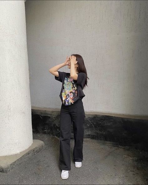 All Black Outfit Poses, Poses For Baggy Outfits, Asian Fits Aesthetic, Baggy Clothes Photoshoot Ideas, T Shirt Jeans Outfit Casual, Casual Outfit Poses For Women, Poses With Baggy Jeans, Black Jeans Women Outfit, Long T Shirt Outfit For Women