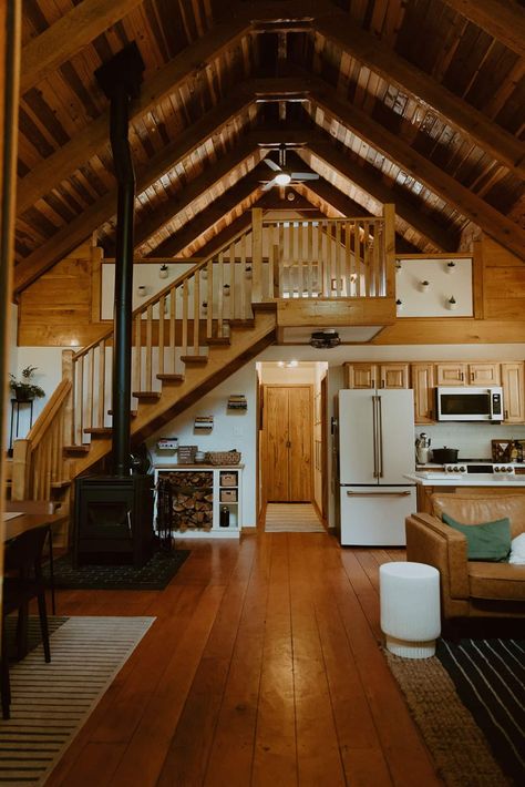 Charming, dog-friendly cabin with cedar hot tub - Cabins for Rent in Packwood, Washington, United States - Airbnb Cabin Interior Design Ideas, Rustic Cabin Interior, Cabin Homes Interior, Modern Cabin Interior, Small Barn House, Farm Style House, Cabin Loft, Cabin Interior Design, Log Cabin Interior