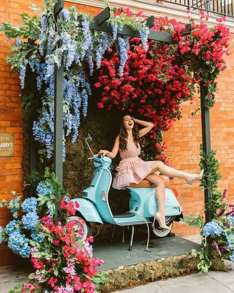 Selfie Wall Ideas Restaurant, Selfie Wall Ideas For Cafe, Selfie Wall Ideas Photo Backdrops, Garden Selfie Ideas, Restaurant Selfie Wall Ideas, Cafe Selfie Wall, Diy Restaurant Decor, Selfie Spot Ideas, Wall Gardens Outdoor