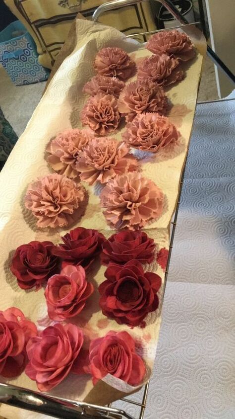 Making Wood Flowers, Wood Roses How To Make, Wooden Flower Bouquet Wedding Ideas, Dye Wood Flowers, Wooden Flower Bouquet Diy, Solawood Flowers Making, Solo Wood Flower Bouquet, Wood Flower Bouquet Wedding, Wood Flower Ideas