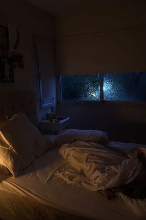 Rainy Room Aesthetic, Rainy Day Room, Cosy Rainy Day, Rain Mood, Bed Weather, Rainy Window, Cozy Rainy Day, Balance Life, Calming Pictures