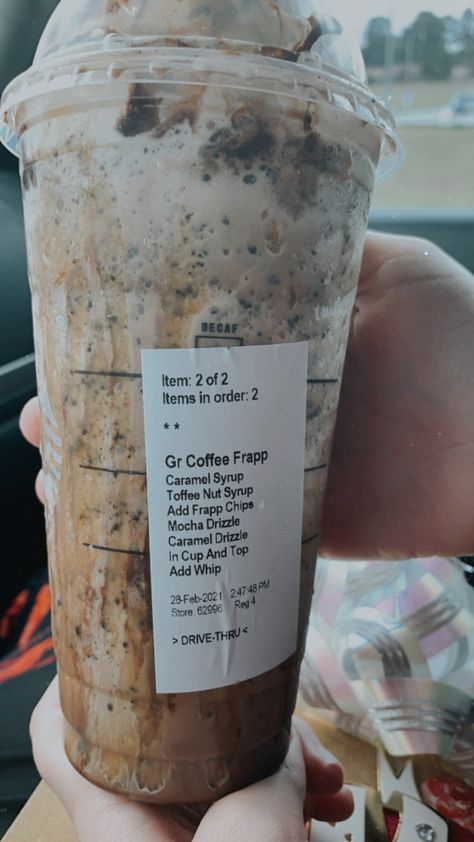 Oreo Caramel Frappe Starbucks, Starbucks Chocolate And Caramel Drinks, Oreo Drink, Caramel Frappe Recipe, Caramel Frappe, Starbucks Chocolate, Starbucks Order, Frappe Recipe, Secret Starbucks Drinks