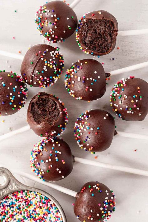 Chocolate Cakepop Recipes, Cake Balls Recipe Chocolate, Chocolate Chip Cake Pops Recipe, Cake Pop Toppings, Easy Chocolate Cake Pops, Gluten Free Cake Pops Recipe, Cake Pops Recipe Chocolate, Cute Cake Pop Designs, Pop Cakes Recipe