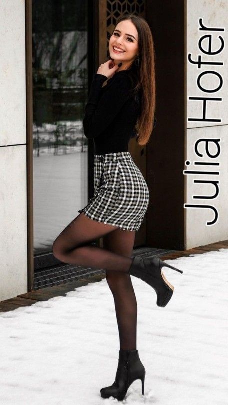 Winter Stockings Outfit, Dress With Stockings Outfit Classy, Skirt With Stockings, Stockings Outfit Classy, Rok Mini, Stockings Outfit, Cute Skirt Outfits, Dress With Stockings, Fashion Tights