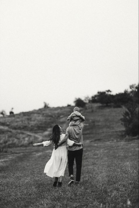 Autumn Family Photoshoot, Kiss And Hug, Candid Family Photography, Outdoor Family Photoshoot, Mini Workout, Family Photoshoot Poses, Outdoor Family Photography, Family Portrait Poses, Family Nature