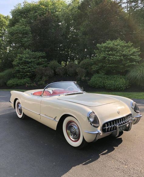 Old Classic Cars Vintage, Old Fashion Cars, 80s Cars, Vintage Cars 1950s, Carros Vintage, Old Vintage Cars, Corvette For Sale, Best Classic Cars, Cars Vintage