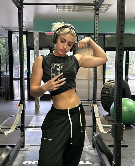 Women Arm Muscles Inspiration, Muscley Arms Women, Short Girl Gym Physique, Muscular Build Women, Gym Muscles Girl, Female Physique Inspiration, Buff Arms Women, Lean Muscle Woman, Buff Blonde Woman