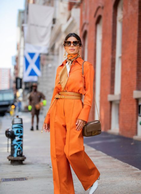 NEW YORK, NEW YORK - SEPTEMBER 07: Victoria Barbara is seen wearing orange pants and button shirt, scarf Khaite, Bottega Veneta shoes and jewelry, Fendi bag during New York Fashion Week September 2019 on September 07, 2019 in New York City. (Photo by Christian Vierig/Getty Images) #VictoriaBarbara Pantalon Orange, Orange Outfits, Mode Editorials, Orange Pants, Orange Outfit, Elegante Casual, Street Style Inspiration, Mode Inspo, Orange Fashion