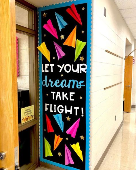 School Office Door Decorations, Dream Big Bulletin Board, School Office Door Decorating Ideas, Dream Big Bulletin Board Ideas, Class Door Decoration Ideas High School, Door Decoration For Kindergarten, Classroom Door Decorations Ideas, Kindergarten Door Decorations, Teachers Day Board Decoration Ideas