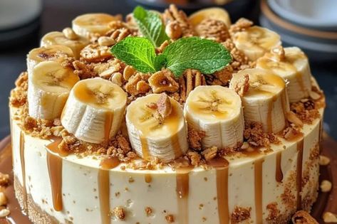 Banana Pudding Crunch Cheesecake - recipestasteful Unusual Dessert, Crunch Cheesecake, Frozen Cheesecake, Banana Pudding Cheesecake, Cheesecake Recipes Classic, Banana Cheesecake, Crunch Cake, Rich Desserts, Easy Cheesecake Recipes