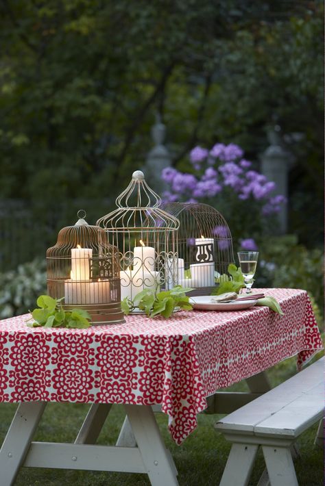 Bird Cage Candle, Red Tablecloth, Decoration Shabby, Alfresco Dining, Diy Outdoor Decor, White Table Cloth, Bird Cages, A Picnic, Al Fresco Dining