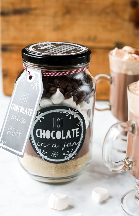 DIY Hot Chocolate in A Jar Gift Diy Christmas Gifts Hot Chocolate, Diy Gift Labels, Thanksgiving Host, Hot Chocolate In A Jar, Diy Gifts In A Jar, Chocolate Jar, Chocolate Party Favors, Hostess Gifts Thanksgiving, Thanksgiving Hostess