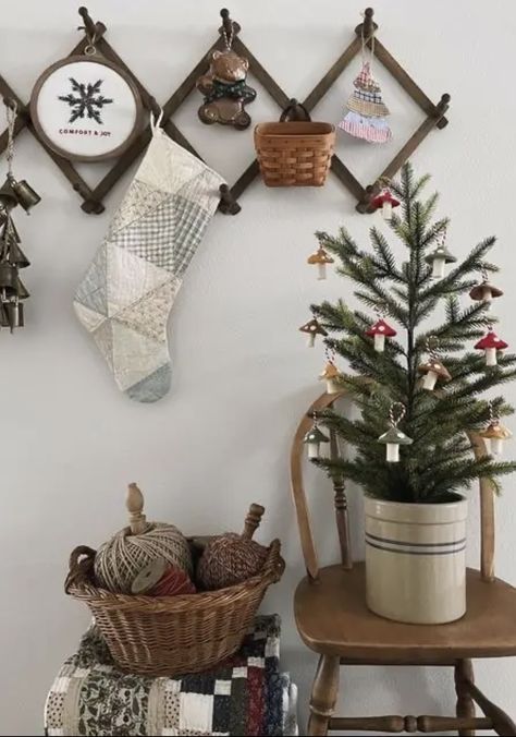 Vintage Peg Rack, Farmhouse Cottage Christmas Decor, Christmas Decor Vintage Ideas, Diy Cottage Christmas Decor, Vintage English Cottage Decor, Cozy Antique Home, Christmas Decor Ideas Cottage Core, Farmhouse Vintage Christmas Decor, Grandpa Chic Christmas