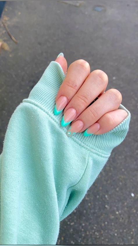 Cute Nails Turquoise, Summer Gel Nails Turquoise, Summer 2024 French Tip Nails, Turquoise Nails Designs Ideas, Nails Almond Turquoise, Aqua Blue Almond Nails, Teal Nails Almond Shape, Turquoise Nails Summer, Aqua Almond Nails