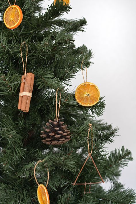 Rustic Christmas Ornaments Diy, Organic Christmas Tree, Diy Tree Ornaments, Navidad Natural, Natural Christmas Tree, Natural Christmas Decor, Sustainable Christmas, Diy Tree, Christmas Tree Decorations Diy