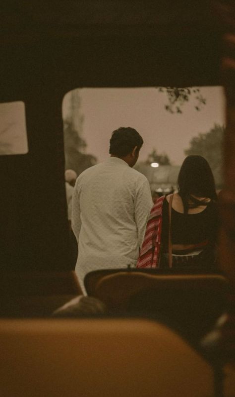 Old Aesthetic Couple Pictures, Insta Profile Pic Aesthetic Couple, Indian Vintage Photography, Vintage Couple Photoshoot Retro, Retro Couple Aesthetic, Retro Indian Aesthetic, Funny Couple Aesthetic, Indian Vintage Aesthetic, Vintage Prewedding Photography