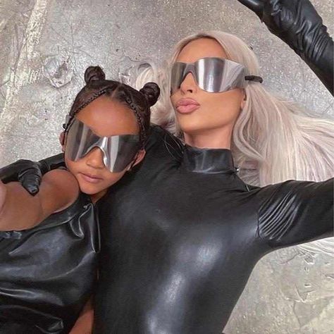 Kim Kardashian Yeezy, Streetwear Fashion Black, New Kanye, Futuristic Sunglasses, Kim And Kanye, Balenciaga Sunglasses, Rimless Sunglasses, Shield Sunglasses, Kanye West