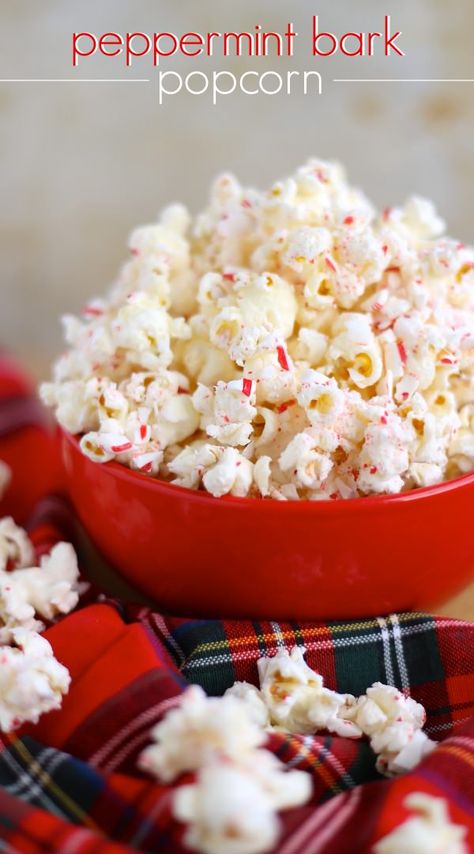 Christmas Peppermint Bark Popcorn Peppermint Popcorn, Cup Of Cake, White Chocolate Popcorn, Popcorn Snacks, Chocolate Popcorn, Idea Room, Popcorn Recipes, Peppermint Bark, Noel Christmas