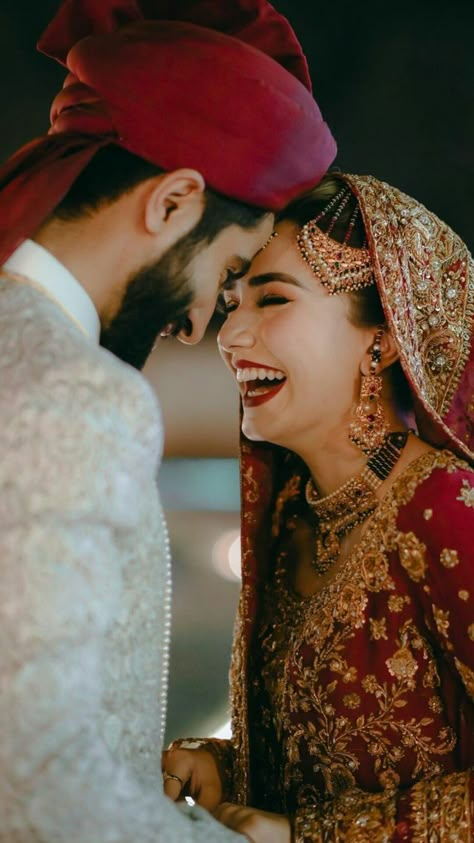 Shadi Poses For Couple, Aesthetic Wedding Couple Pictures, Nikah Couple Poses, Barat Photoshoot Poses, Wedding Photo Shoot Ideas Bride Groom, Nikah Poses For Couple, Cupals Pic, Shadi Couples, Indian Wedding Poses For Bride And Groom