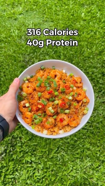 Healthy Recipes 🥗 on Instagram: "Follow @shanesmithpt for the best advice on losing fat, building lean muscle and gaining more energy. . ✅ Eat or ❌ Pass? MASSIVE 300 CALORIE STIR FRY!🔥 Easy to make with 40g of protein💪🏼 Macros: 316CAL | 15gC | 7gF | 40gP Post by @_aussiefitness Ingredients 👇🏼 - 200g Raw Prawn Tail Off (Brand: l&J) - Garlic Powder, Parsley Flakes, Chilli Flakes, Salt - 200g Cauliflower Rice - 50g Frozen Mixed Vegetables - Diced Capsicum - 1 Small Egg - All In 1 Seasoning - Low Calorie Rice Recipes, Filling Low Calorie Meals, Stir Fry Easy, Protein Macros, Healthy Low Calorie Dinner, Shrimp Bowl, Low Calorie Recipes Dinner, Tiktok Recipes, Losing Fat