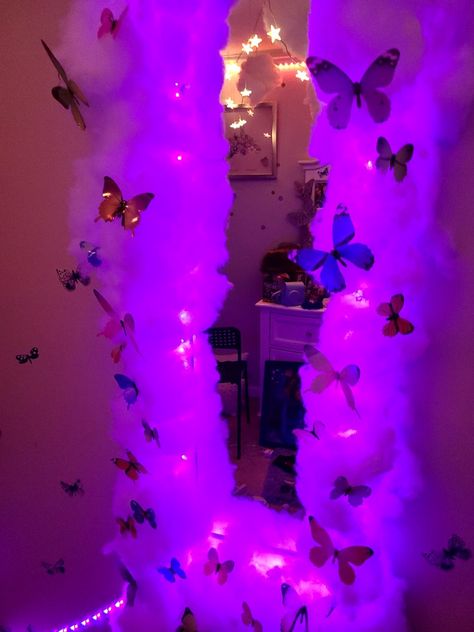 Butterfly Mirror Decor Diy, Butterfly Cloud Mirror, Butterfly Inspired Bedroom, Diy Bedroom Crafts Decoration, Mirror Wall Decor Diy Bedroom Ideas, Arts And Crafts For Room Decor, Cute Mirror Ideas For Bedroom, Mirror Decor Diy Frame, Butterfly Mirror Diy