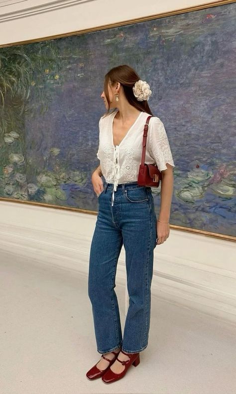 Parisian Work Style Summer, French Spring Outfits Parisian Chic, Parisian Jeans Outfits, Feminine Classic Outfits, French Fall Fashion Parisian Chic, Fall Outfits Parisian Style, French Street Wear, Classy French Outfits, French Autumn Outfit