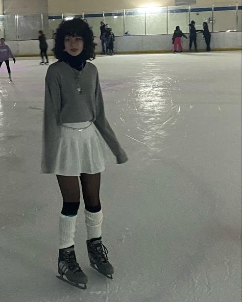 White Ice Skating Outfit, Best Ice Skating Outfit, Cute Skating Rink Outfits, Ice Skating Outfit Inspo Casual, Hairstyles With Skirts Outfit, Ive Skating Outfit, What To Wear When Ice Skating, Cute Grunge Outfits Winter, Outfits For Skating Rink