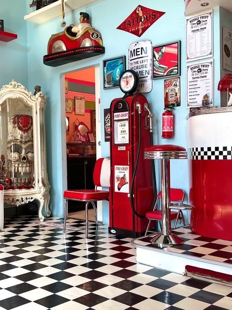 50s Restaurant Interior Design, Retro Theme Interior, 50s Aesthetic Interior Design, Retro Themed Kitchen, American Retro Interior, Vintage Diner Interior, 90s Restaurant Design, Vintage Gas Station Aesthetic, Old School Diner Aesthetic