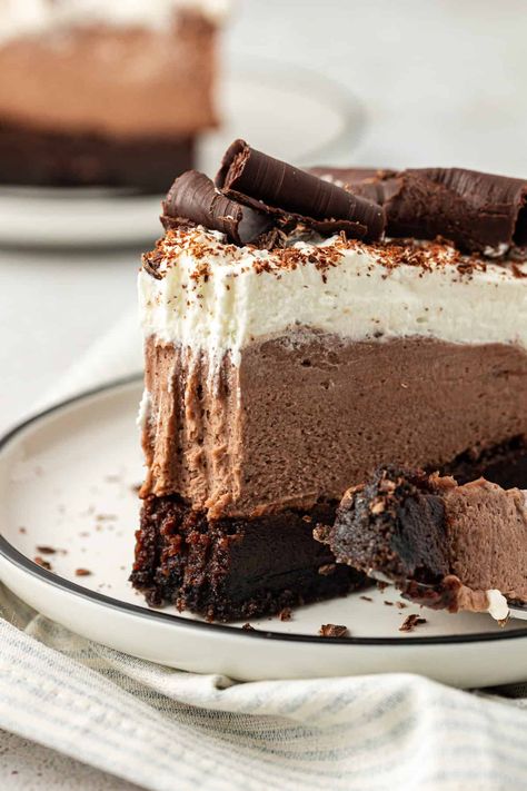 I grew up eating mud pie and have been making this dessert for as long as I can remember. Over the years, I've perfected my recipe using all of my baking experience, into the absolute best version of Mississippi mud pie! Mocha Mud Pie, Easy Mud Pie Recipe, Mississippi Pie, Mississippi Mud Pie Recipe, Dirt Pie, Mud Pie Recipe, Mississippi Mud Pie, Mud Pies, Cookie Cookbook