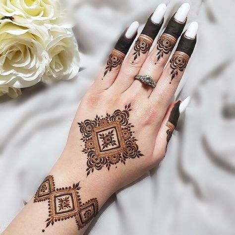 Aesthetic Mehendi Designs For Hands Palm, Unique Mehndi Designs Palms, Unique Henna, Tato Henna, Henna Tattoo Designs Hand, Mehndi Designs For Kids, Tattoo Henna, Simple Mehndi Designs Fingers, Modern Mehndi Designs