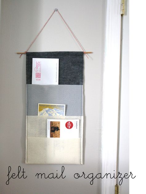 DIY felt mail organizer Hanging Mail Organizer, Diy Mail Organizer, Wall Mail Organizer, Wall Organizer Diy, Wall Pocket Organizer, Diy Mail, Mail Organizer Wall, Letter Organizer, Diy Felt