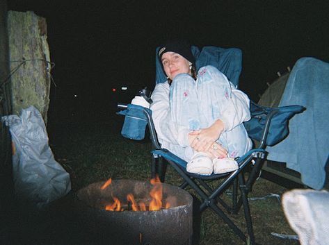 Campfire Aesthetic, Summer Australia, Aesthetic Camping, Camping Photo, Camping Aesthetic, Gap Year, Summer Bucket Lists, Camping Life, Go Camping