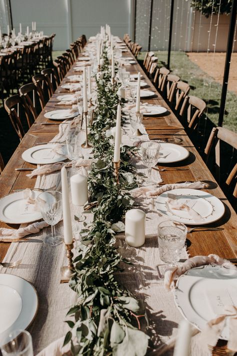 Rustic Long Table Wedding, Modern Minimalist Table Setting Wedding, Backyard Wedding Table Decor, Long Table Decorations, Quinceanera Venue, Wedding Table Decor Ideas, Farm Table Wedding, Marriage Conference, Long Table Wedding