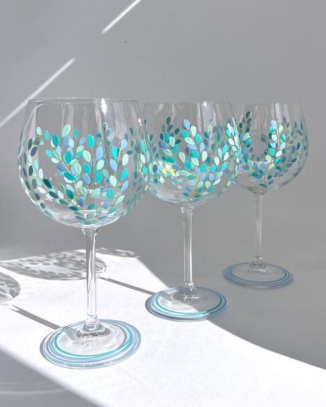 Painting On Glassware, Easy Painted Wine Glasses Ideas, Painting Glass Cups Diy, Glassware Painting Ideas, Cocktail Glass Painting Ideas, Painting On Wine Glasses Diy, Glass Cup Painting Diy, Glass Wine Painting, Painting Ideas Wine Glasses