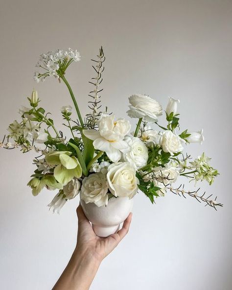 Kimberly | Socal Wedding Floral Designer on Instagram: "White with touches of greens 🍃  These arrangements may be small, but they come with so much character. The textures in these arrangements are everything.  . . . . . #chloerosedesign #florist #floraldesigner #floristry #weddingflorist #eventflorist #socalflorist #centerpiece #flowerarrangement #floralarrangement #whiteflower #freshflowers #flowersoftheweek #flowercenterpiece #centerpiecesideas #centerpiecesforweddings #centerpices #arrangementflower #weddinginspiration #weddinginspo" Cocktail Hour Floral Arrangements, Minimalist Floral Arrangements Wedding, White Green Floral Arrangements, Small Wedding Arrangements, Costco Flower Arrangements, Small Floral Centerpieces Wedding, White Flower Arrangements Centerpieces, White Bar Arrangement, Green Floral Arrangements Wedding