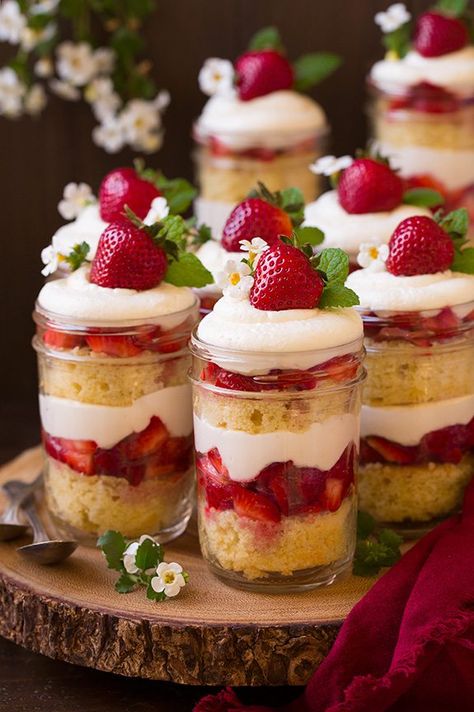 Chocolate Desserts Fancy, Strawberry Shortcake Trifle, Trifle Recipes, Christmas Trifle, Mason Jar Desserts, Strawberry Shortcakes, Resipi Kek, Custard Cream, Impressive Desserts