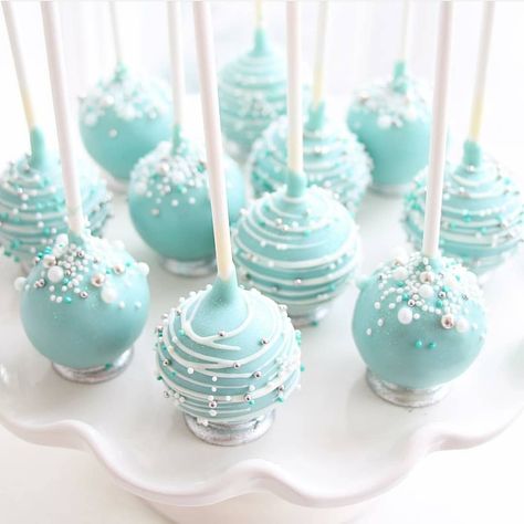 Baby blue and silver cake pops giving us all the winter vibes for a bridal shower Blue And Silver Cake Pops, Winter Cake Pops, Blue And Silver Cake, Silver Cake Pops, Winter Baby Shower Cake, Snacks Salty, Cake Pops Ideas, Caramel Blondies, Shower Snacks