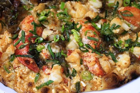 Lobster Pizza Recipe, Lobster Pizza, Maine Lobster Festival, Foods Around The World, Traditional Italian Dishes, How To Cook Lobster, Lobster Meat, Regional Food, Lobster Recipes