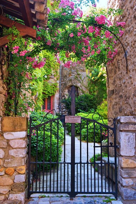 Garden Gate Ideas, Modern Gate Design, Gate For Home, Wrought Iron Garden Gates, Old Gates, Iron Garden Gates, Compound Wall Design, Modern Gate, Natural Fence