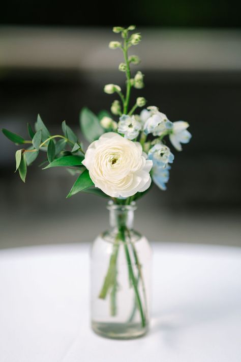 Bud Vase With Greenery, Diy Small Centerpieces, Mini Vase Wedding Centerpiece, Hydrangea Bud Vase Centerpiece, Tiny Flower Vase, Small Vases With Flowers Centerpiece, Bud Vase Arrangements Wedding, Blue And White Bud Vases, Short Centerpiece Wedding