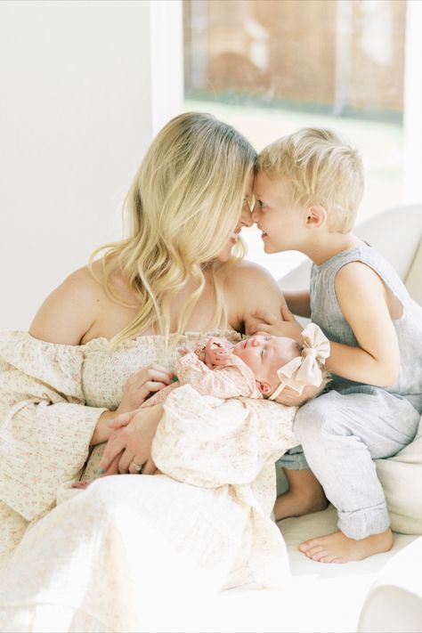 Lifestyle Newborn Photography Siblings, Newborn Sibling Pictures, Newborn Photos At Home, Sibling Photography Newborn, Newborn Christmas Photos, Newborn Family Pictures, Brother Photos, Newborn Sibling, Lifestyle Newborn Photos