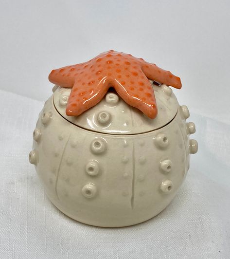 Lidded Pottery Ideas, Cute Clay Containers, Functional Sculpture Clay, Handmade Ceramics Aesthetic, Jelly Fish Ceramics, Sea Urchin Ceramic, Ceramic Craft Ideas, Beach Ceramic Ideas, Ceramics Lidded Jar