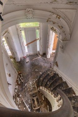 Abandoned Victorian Homes, Victorian Mansion Interior, Mansion Staircase, Victorian Homes Interior, 1900 House, Old Victorian Mansions, Old Mansions Interior, Staircase Foyer, Abandoned Mansion For Sale