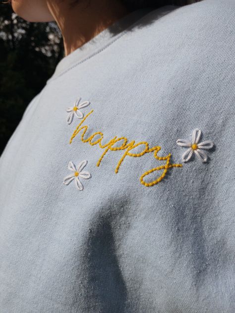 ~Hand embroidered daisy design Tshirt Cute Designs, Cute Tshirt Embroidery, How To Hand Embroider A Tshirt, Simple Embroidery Designs Tshirt, Flower Hand Embroidery Pattern, Emboridary Designs Clothes, Daisy Embroidery Shirt, Hand Embroidery Designs Tshirt, Hand Embroidered Pocket Tee